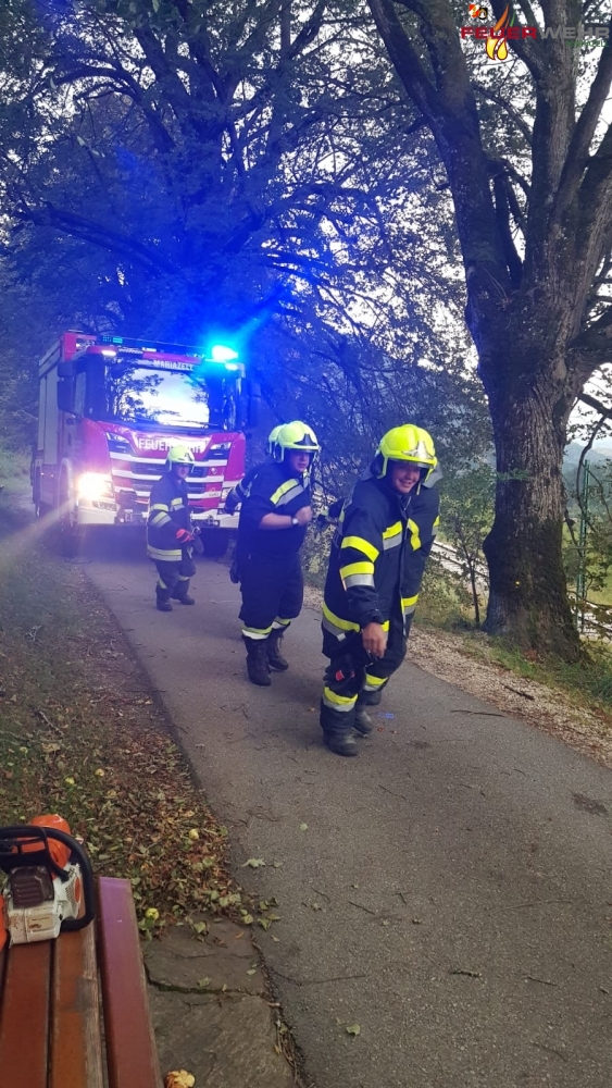 Einsatzkräfte ziehen das Seil vom SRF aus